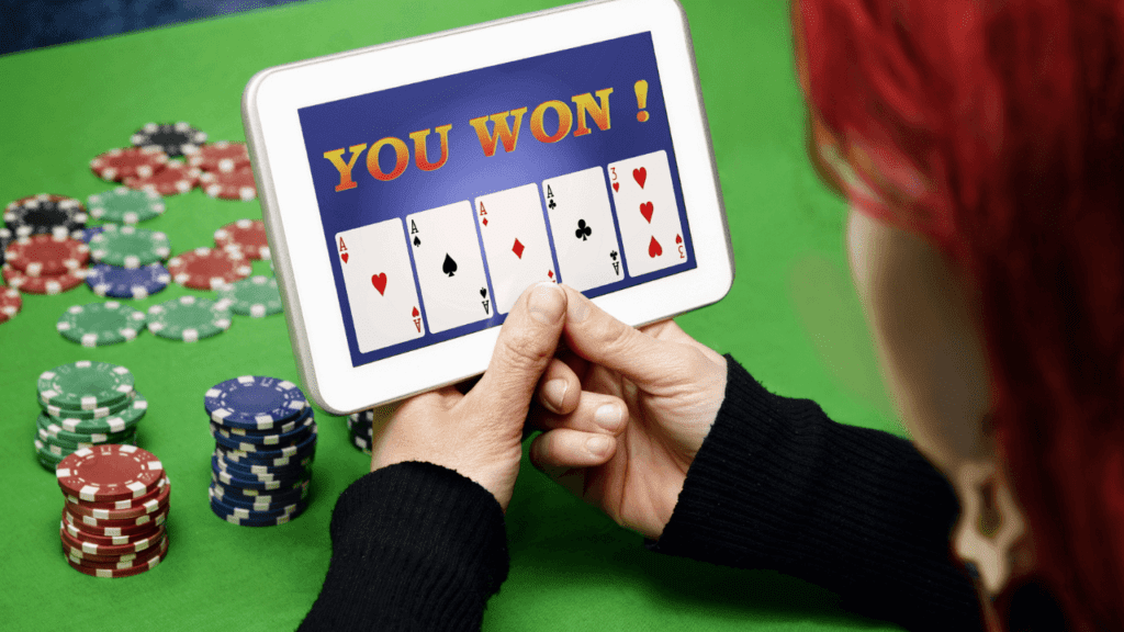 γυναίκα που παίζει online casino στο τάμπλετ