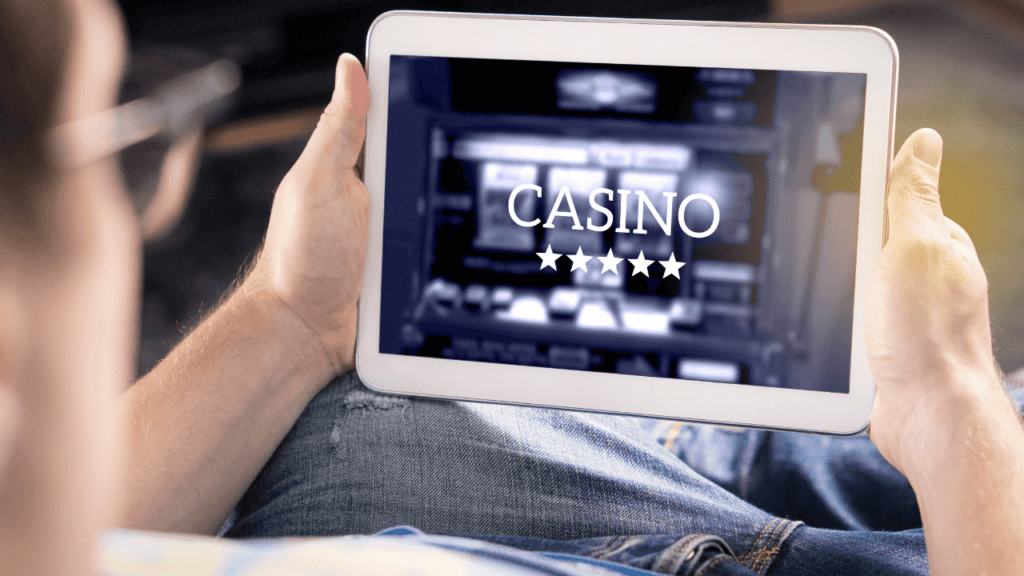 άνδρας που παίζει online_casino σε τάμπλετ