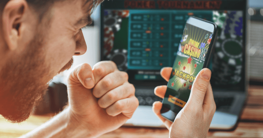 Άνδρας που γιορτάζει τη νίκη σε online casino